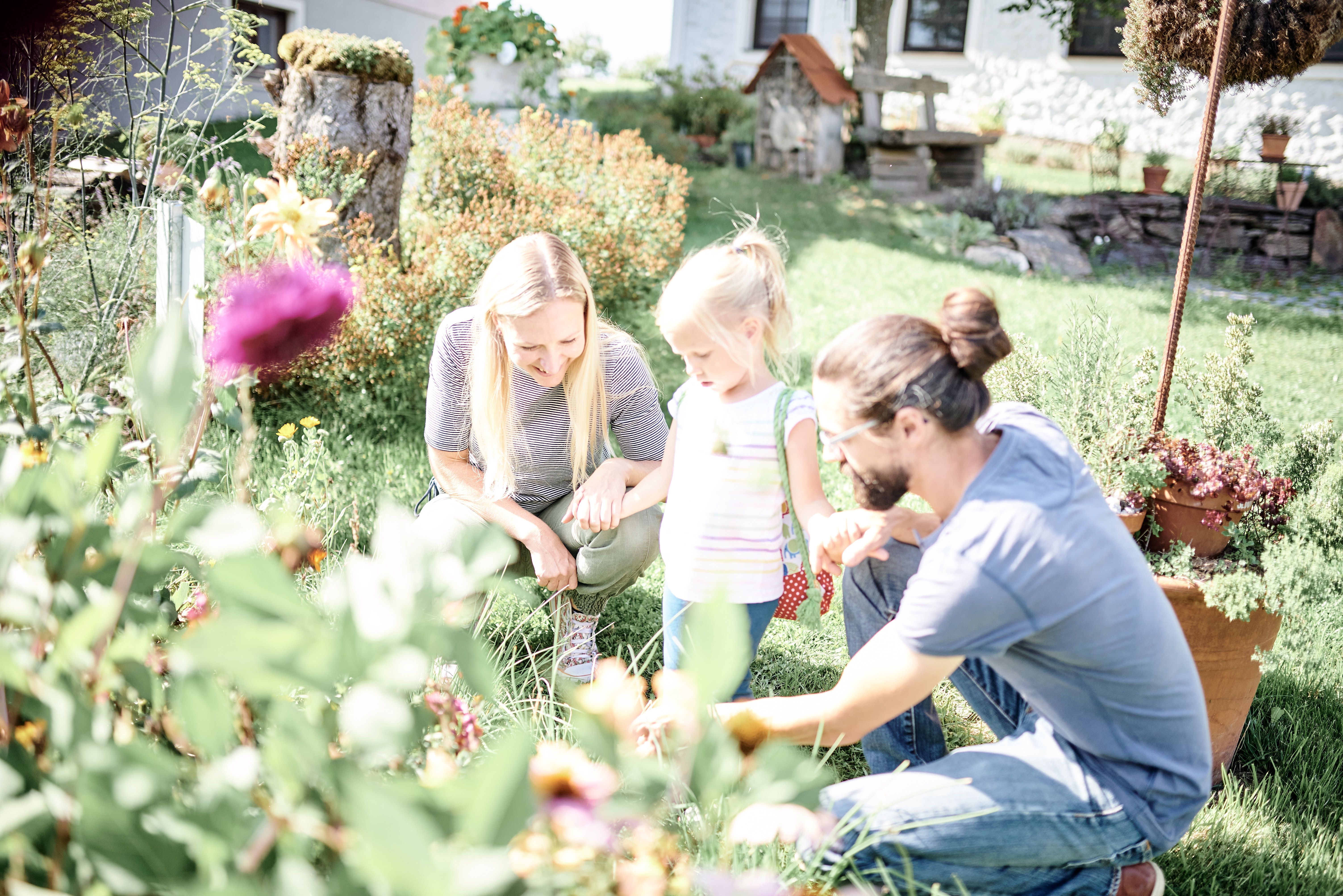 Sonnentor- Familienszene im Kräutergarten