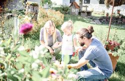 Sonnentor- Familienszene im Kräutergarten