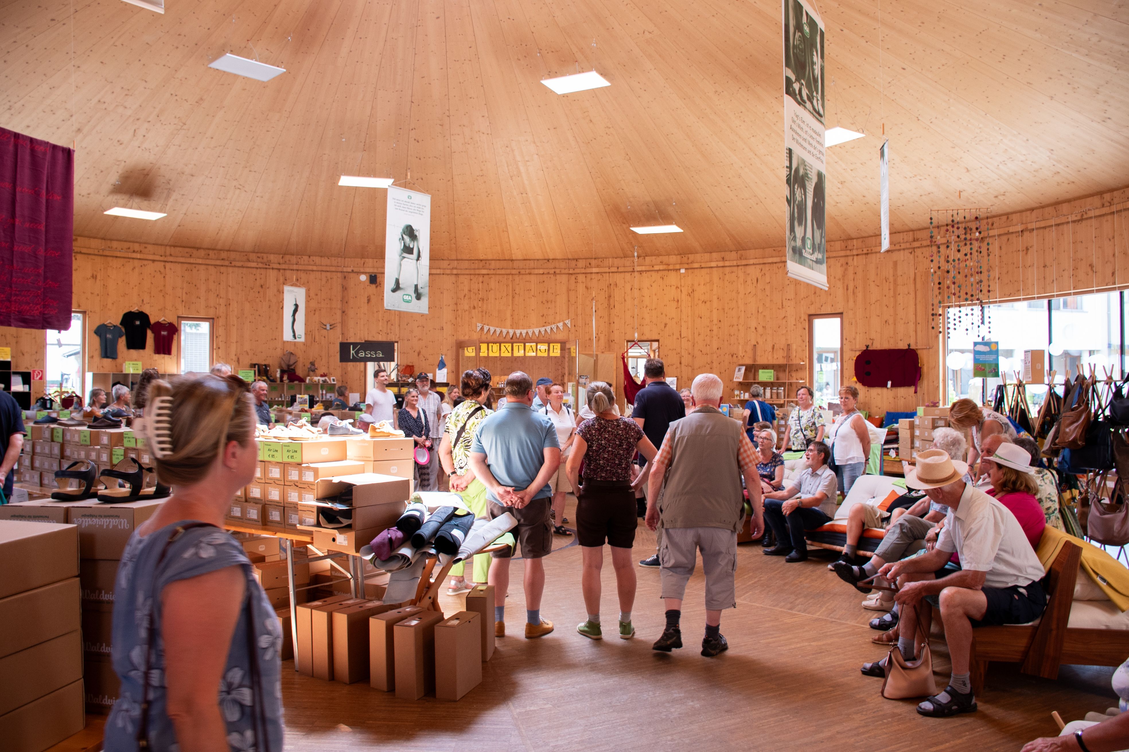 Reisegruppe in der Waldviertler Schuhwerkstatt