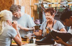 Drei Personen fertigen Waldviertler Schuhe in der Schuhwerkstatt in Schrems