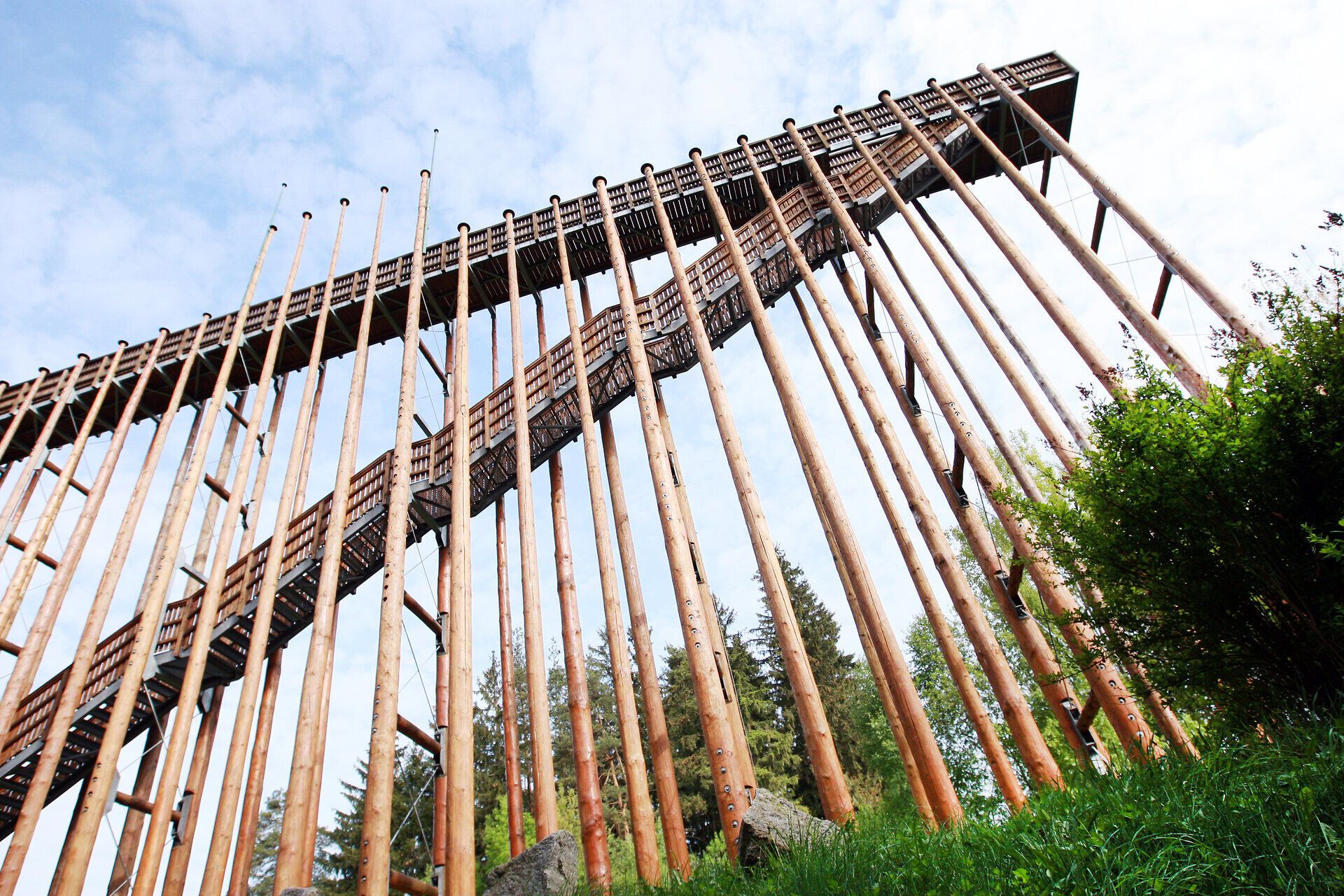 Die majestätischen Holzpfeiler ragen in den Himmel und schaffen eine beeindruckende Verbindung zwischen Mensch und Natur. Umgeben von üppigem Grün und der frischen Luft des Hochmoors, lädt dieser Ort dazu ein, die Schönheit der Landschaft zu genießen und die Seele baumeln zu lassen.
