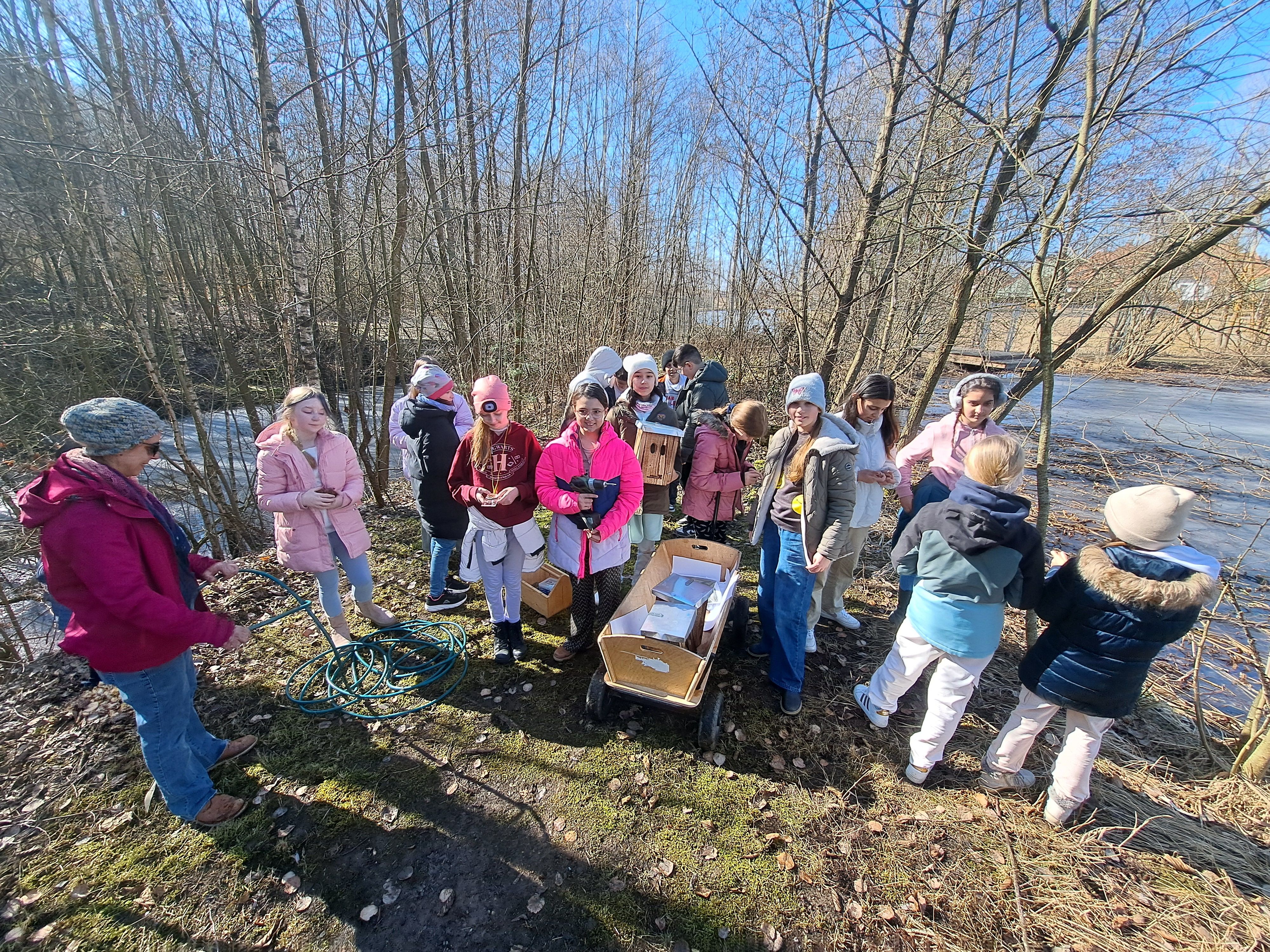 Schüler*innen der Naturparkschule beim Nistkästen aufhängen