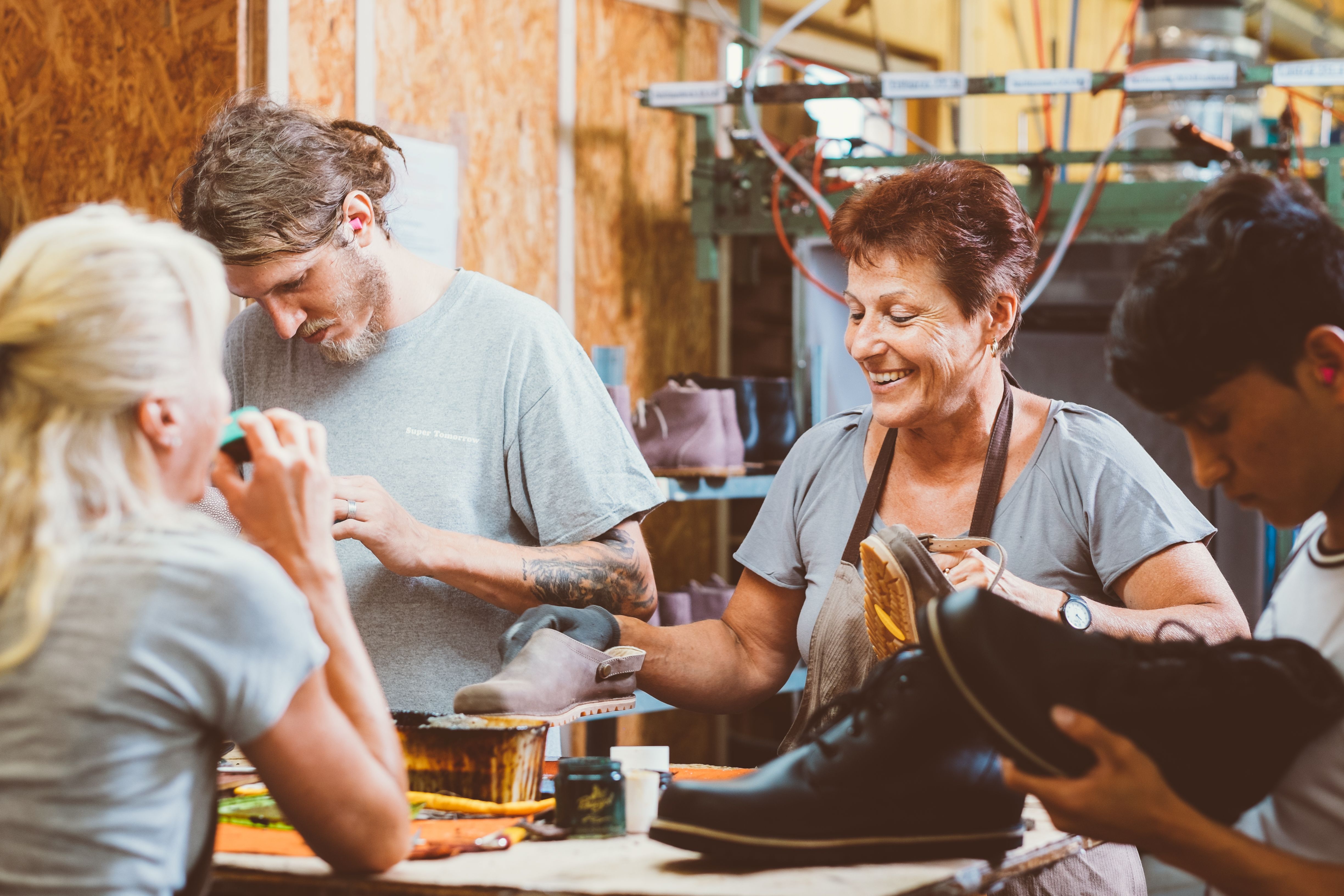 Drei Personen fertigen Waldviertler Schuhe in der Schuhwerkstatt in Schrems