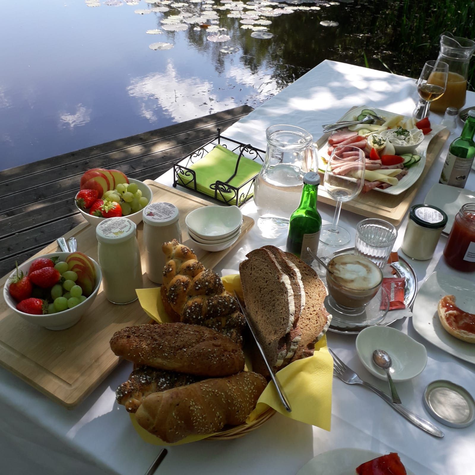 Exklusives Frühstück am Bootssteg