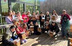 Schüler*innen der Naturparkschule beim Nistkästen aufhängen