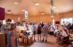 Reisegruppe in der Waldviertler Schuhwerkstatt