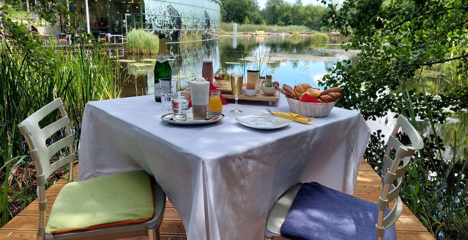 Exklusives Frühstück am Bootssteg