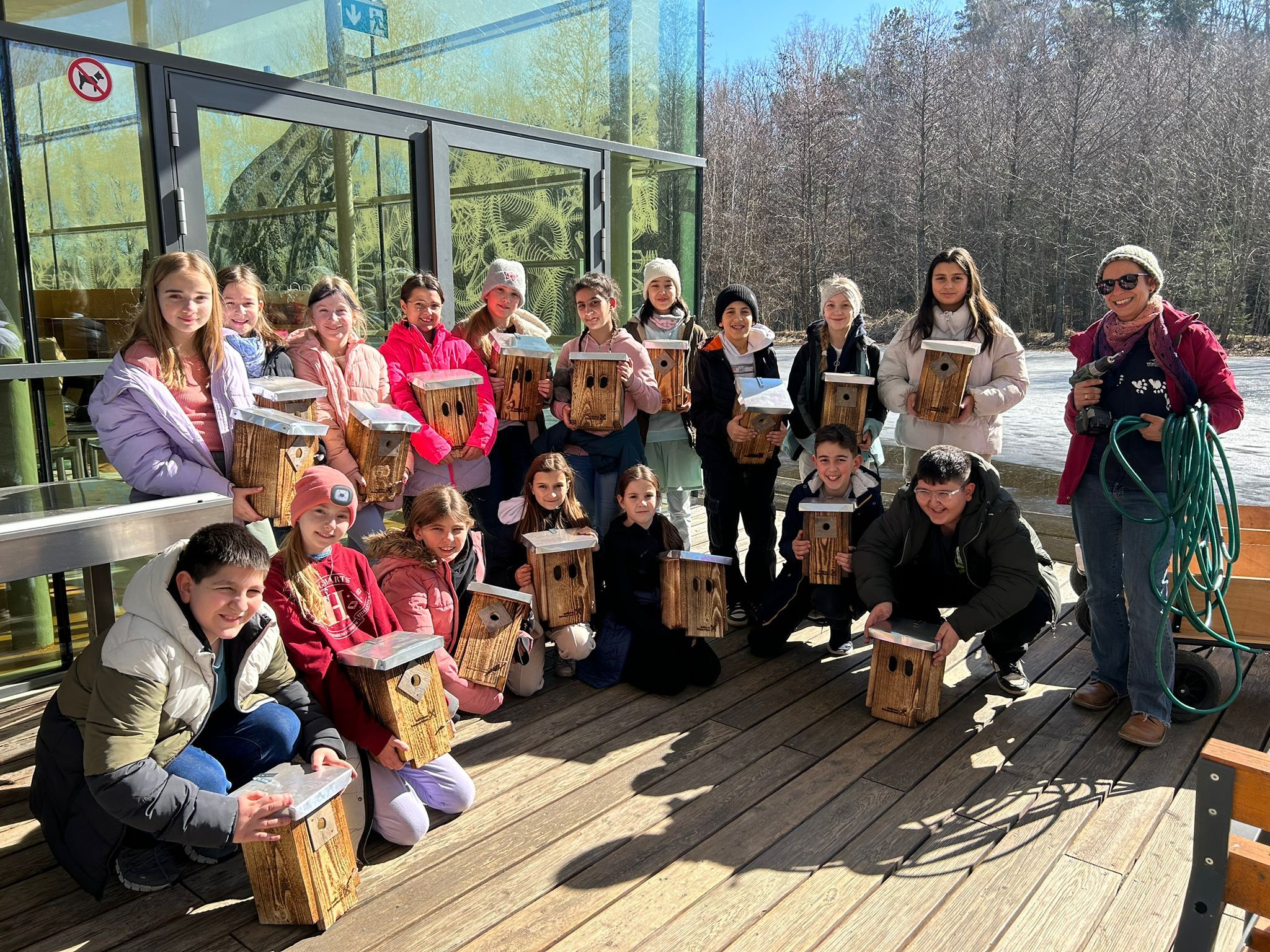 Schüler*innen der Naturparkschule beim Nistkästen aufhängen