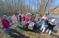 Schüler*innen der Naturparkschule beim Nistkästen aufhängen