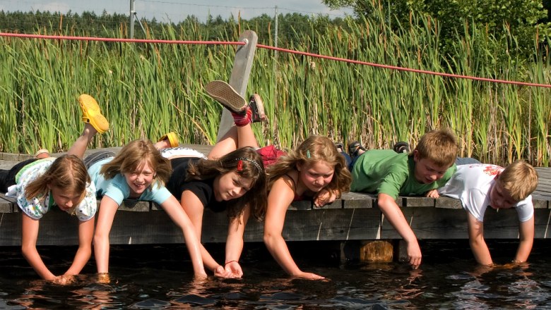 Schüler_liegen_am_Steg, © UnterWasserReich 