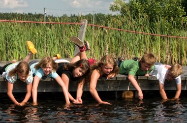 Schüler_liegen_am_Steg, © UnterWasserReich 