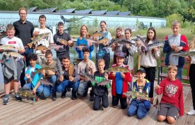 Naturparkschule Gruppenfoto mit gebastelten Fischen, © Ernst Artner