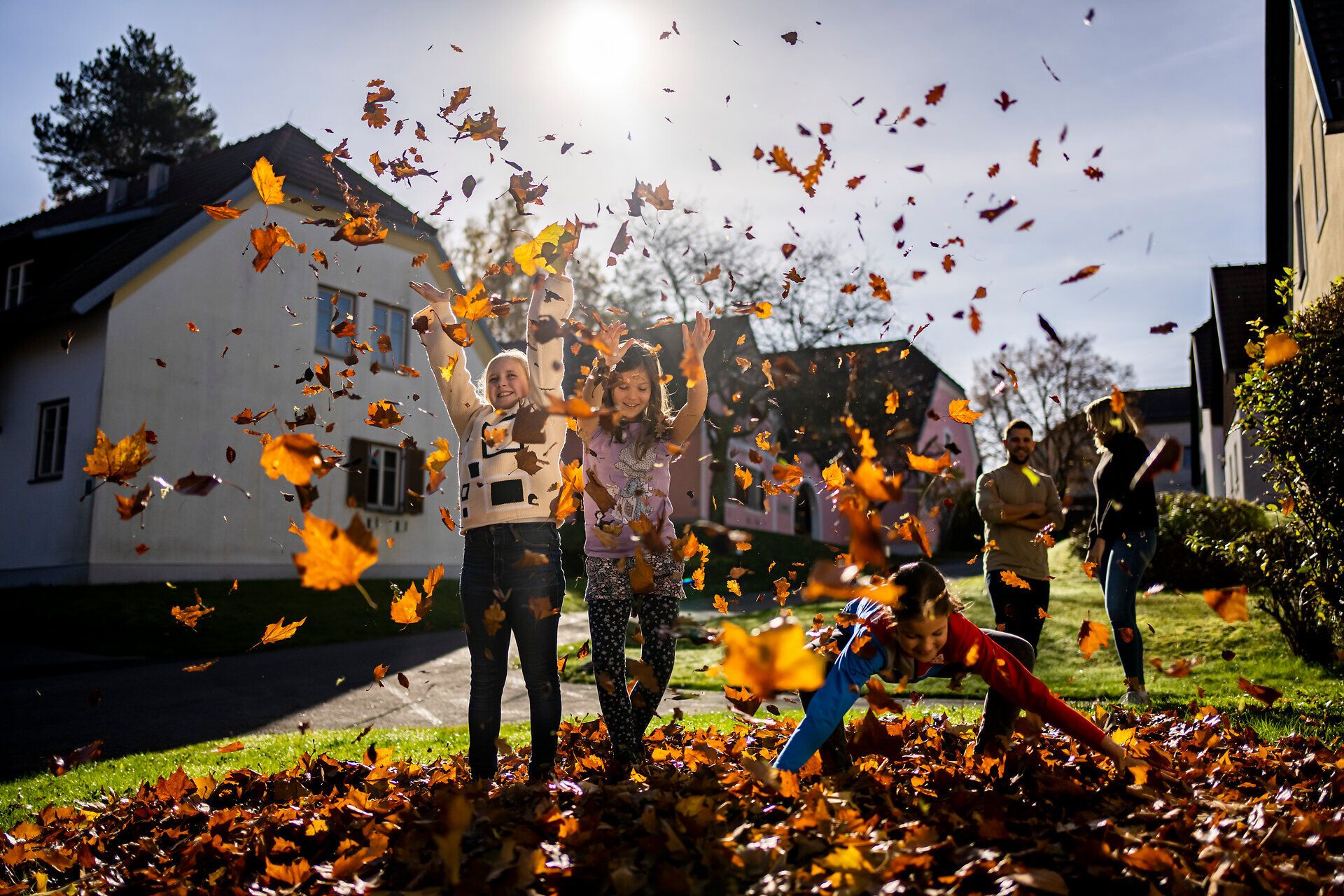 In der goldenen Herbstsonne tanzen die bunten Blätter durch die Luft, während fröhliche Kinder in einem Meer aus Laub spielen. Die lebhaften Farben der Natur schaffen eine einladende Atmosphäre, die zum Verweilen und Entspannen einlädt. Hier wird der Herbst zu einem unvergesslichen Erlebnis für die ganze Familie.