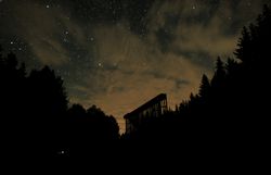Himmelsleiter bei Nacht mit Sternenhimmel